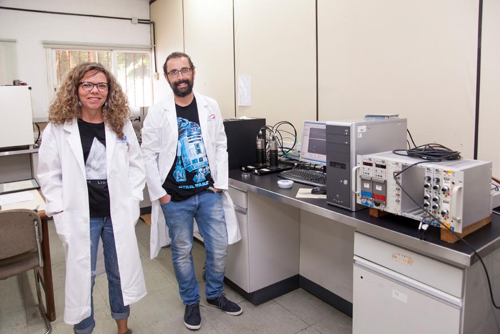 María López y Pedro Salazar, en el Laboratorio de Física Médica y Radioactividad Ambiental (Fimerall) de la Universidad de La Laguna. Emeterio Suárez