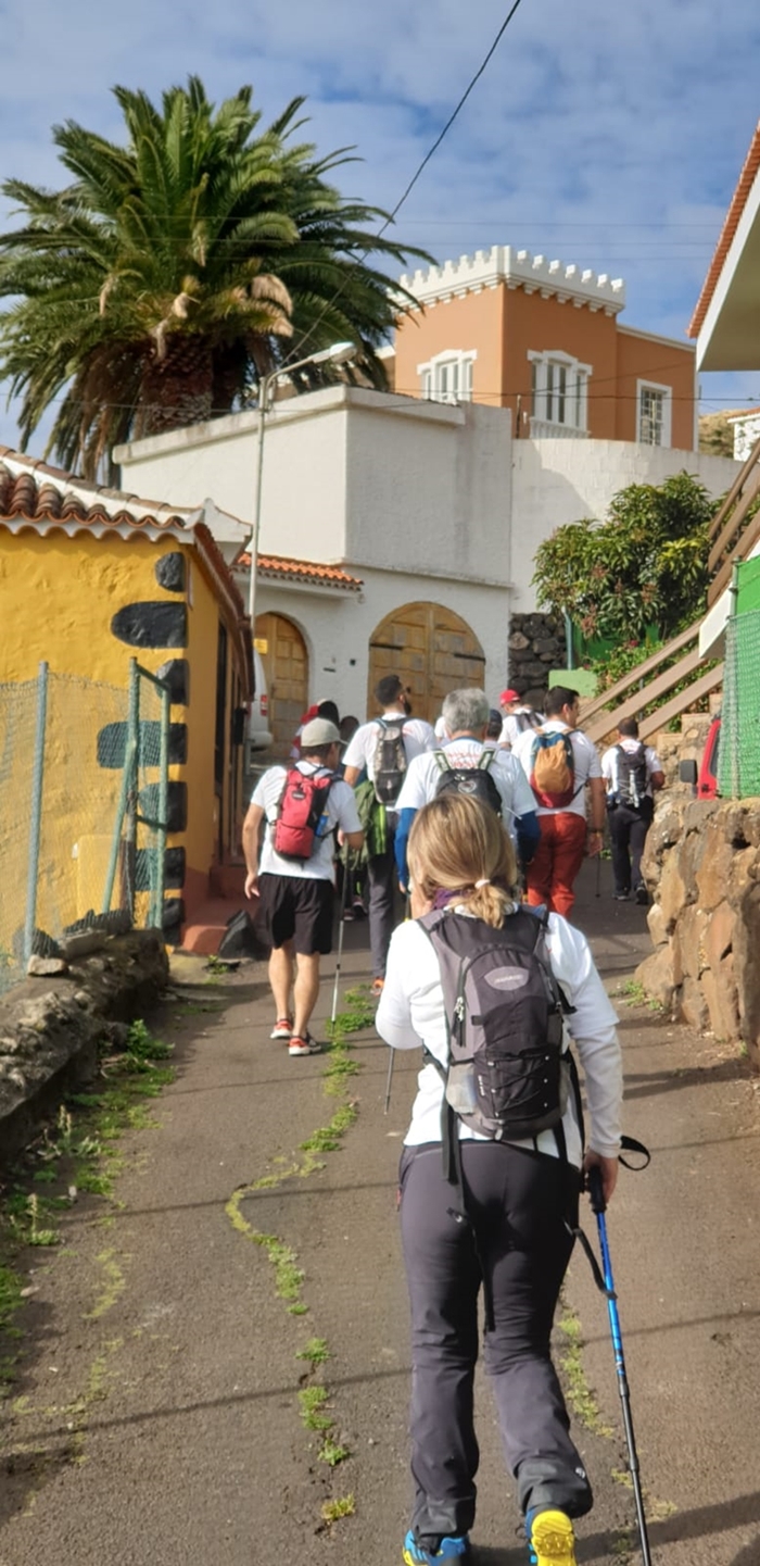 Imagen de la ruta que los enfermos de Parkinson, familiares y voluntarios, iniciaron ayer en La Palma. | DA
