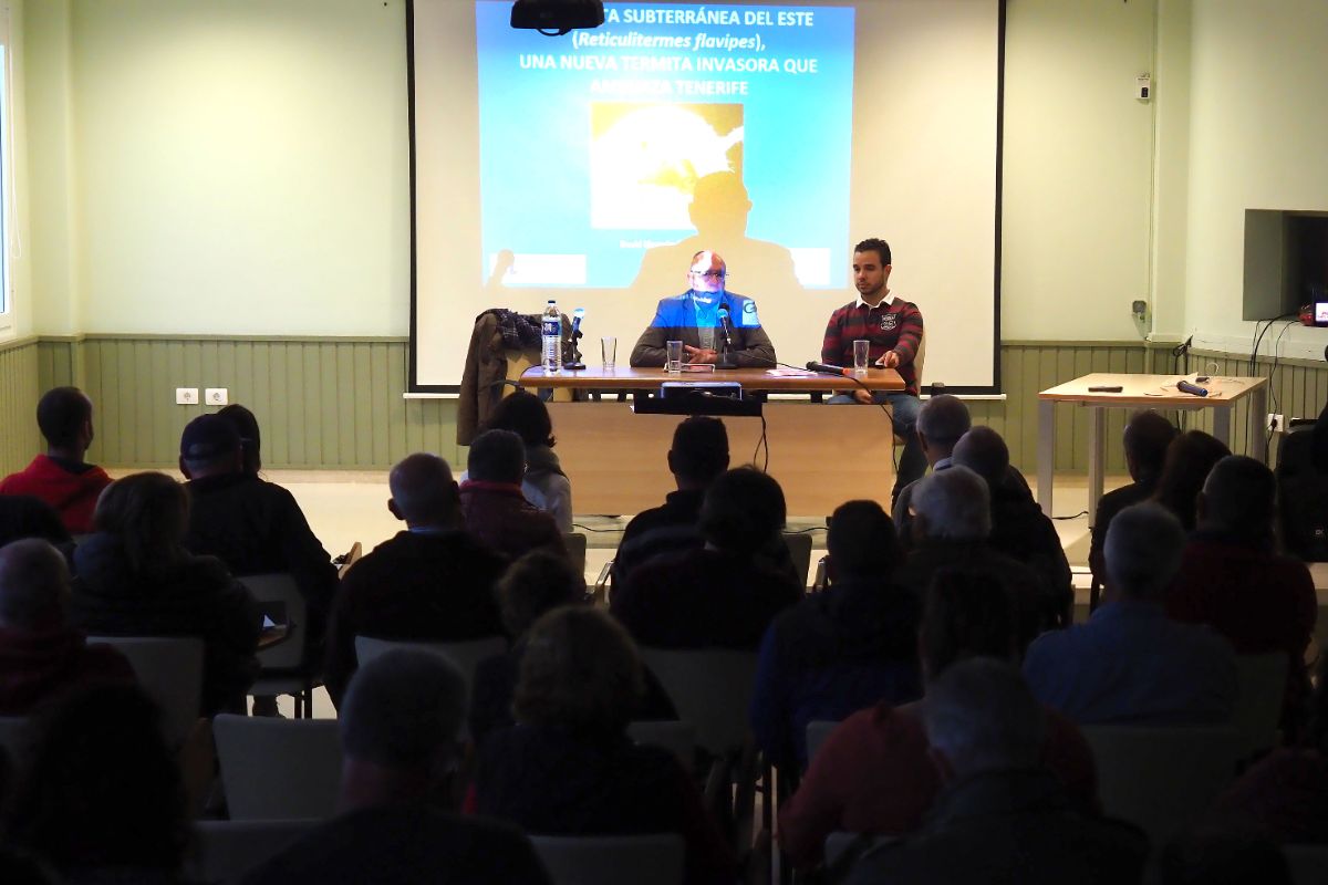 José García, moderador de la mesa redonda (I), y el experto David Hernández, ayer en el Centro Ciudadano de Valle de Guerra. / SERGIO MÉNDEZ