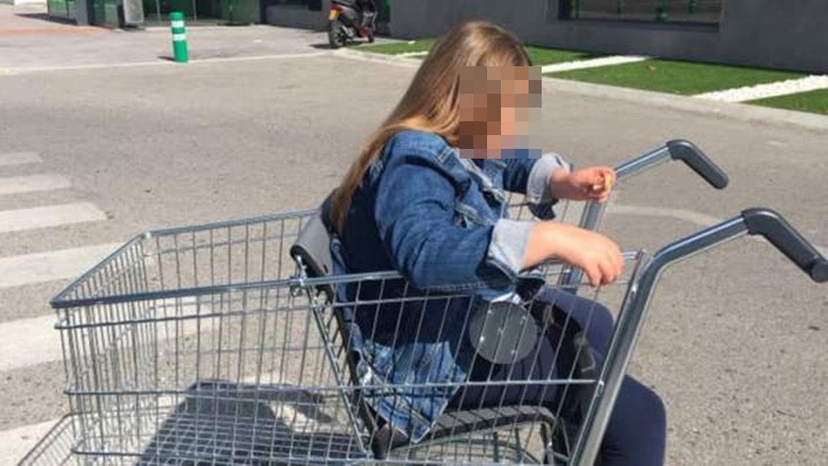 Mariquilla en 'su' carro de Mercadona. Facebook de Inmaculada Guerrero