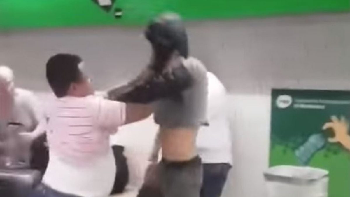 Captura del vídeo en el que varias personas agreden a un carterista. El Español