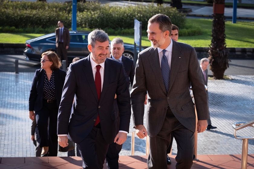 Fernando Clavijo acompaña a Felipe VI a su llegada a la XXIII Conferencia de Presidentes de las RUP, el 23 de noviembre de 2018 en Gran Canaria. / DA 