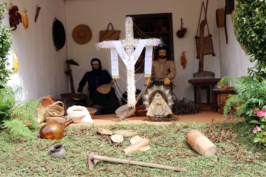 Imagen de una de las cruces elaboradas años atrás en la Isla con motivo de esta celebración. | DA