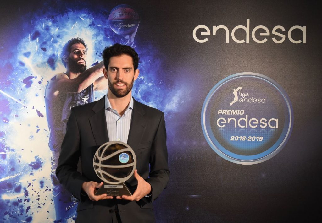 Javier Beirán, con su galardón como Jugador Endesa de la temporada 2018/2019| DA