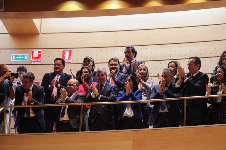 Aplausos por la aprobación del nuevo Estatuto de Autonomía de Canarias. / DA