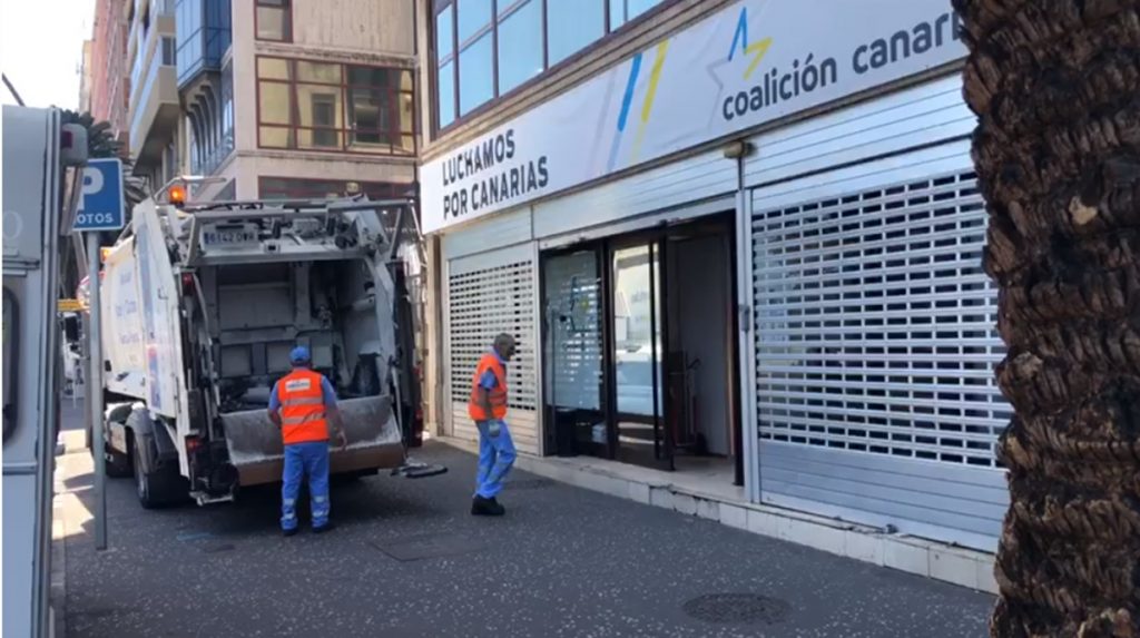 Operarios de los servicios de limpieza municipales sacan basura de la sede de Coalición Canaria