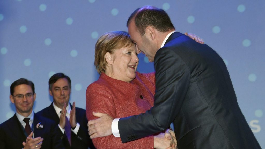 Merkel saluda a Manfred Weber tras su victoria en el congreso del PPE Markku Ulander/Reuters