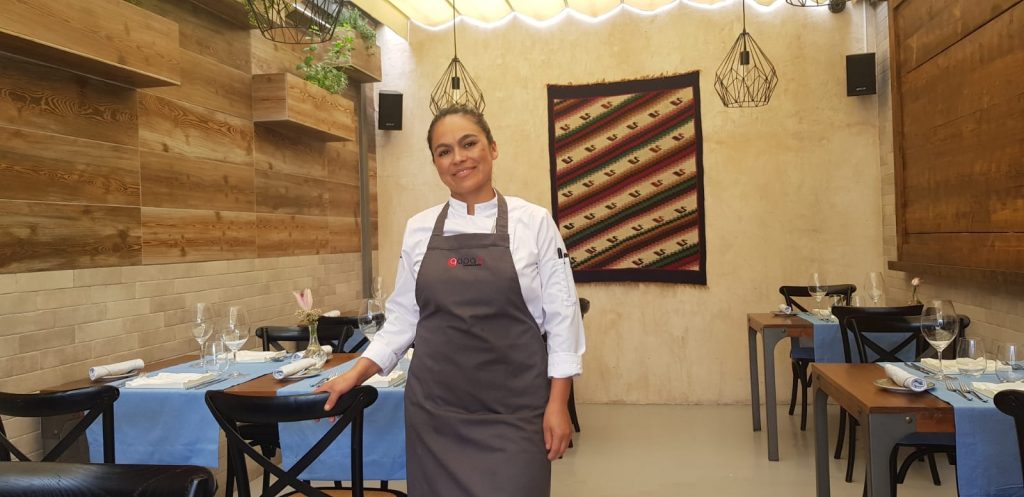Rosa Lía Díaz posa en su nuevo restaurante Qapaq, sito en la calle La Habana, de Los Cristianos. DA