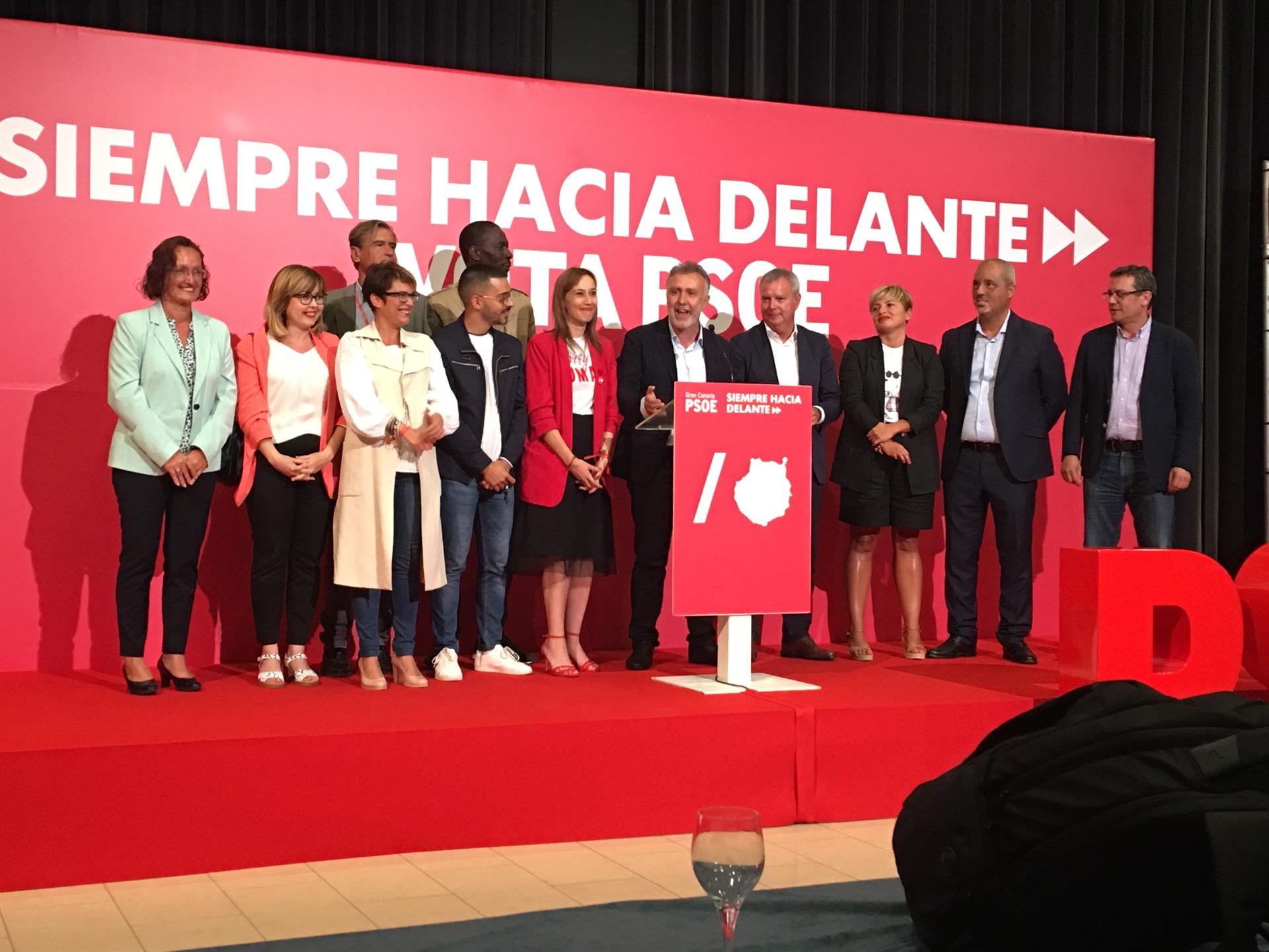Ángel Víctor Torres celebra la victoria del PSOE. / EP