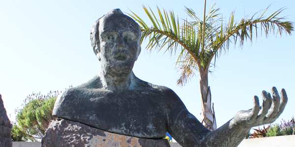 Esta escultura en la plaza del Ayuntamiento de la villa norteña de Garafía, deteriorada por el paso del tiempo, recuerda al precursor de la democracia palmera. | RAFAEL LORENZO