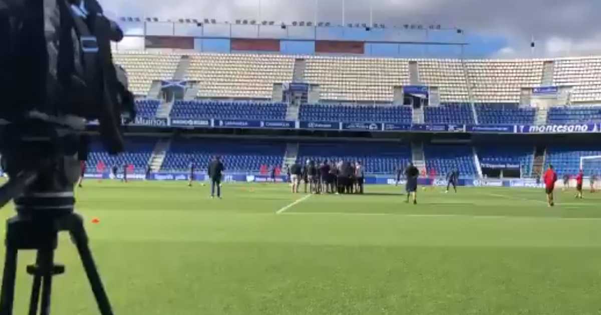 Varios aficionados irrumpen en el entrenamiento del CD Tenerife. Twitter Fati Febles