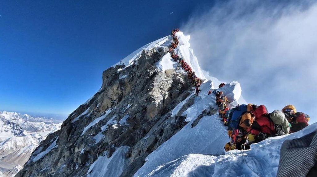 El Everest se atasca. Twitter