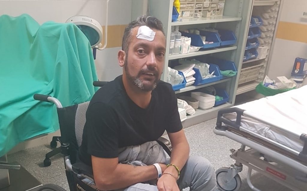 David mientras es atendido en el Servicio de Urgencias del Hospital General de La Palma tras el accidente. | DA