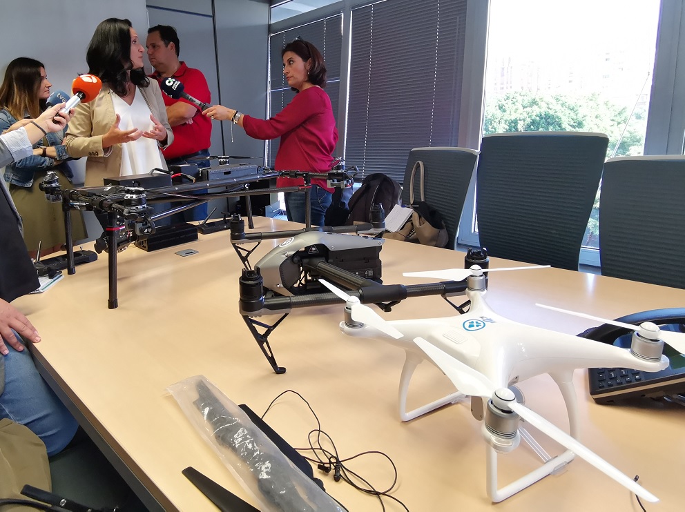 Zaida González, primera teniente de alcalde de Santa Cruz de Tenerife presenta los nuevos drones del área de Seguridad / DA
