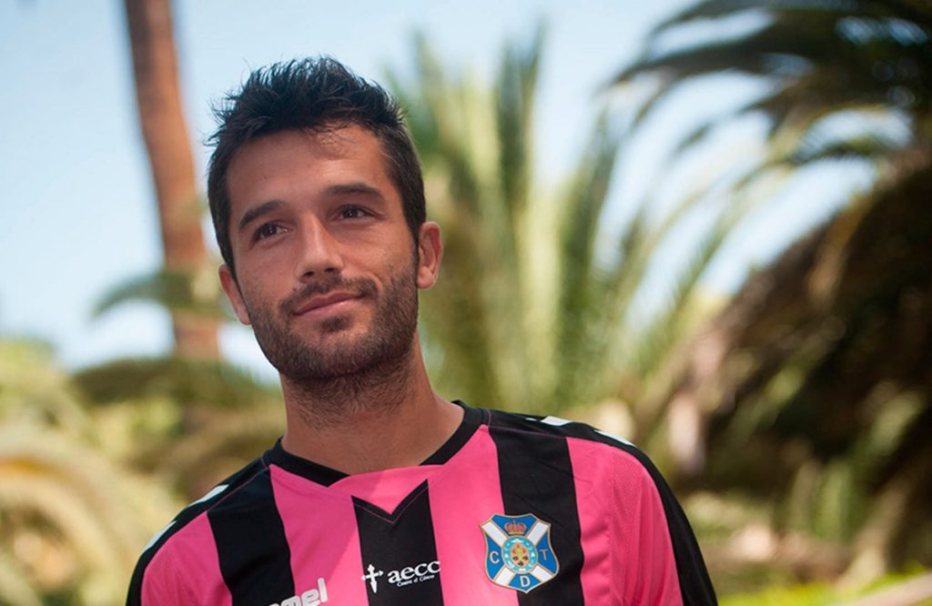 Aitor Sanz fue el jugador encargado de mostrar la camiseta. / FRAN PALLERO