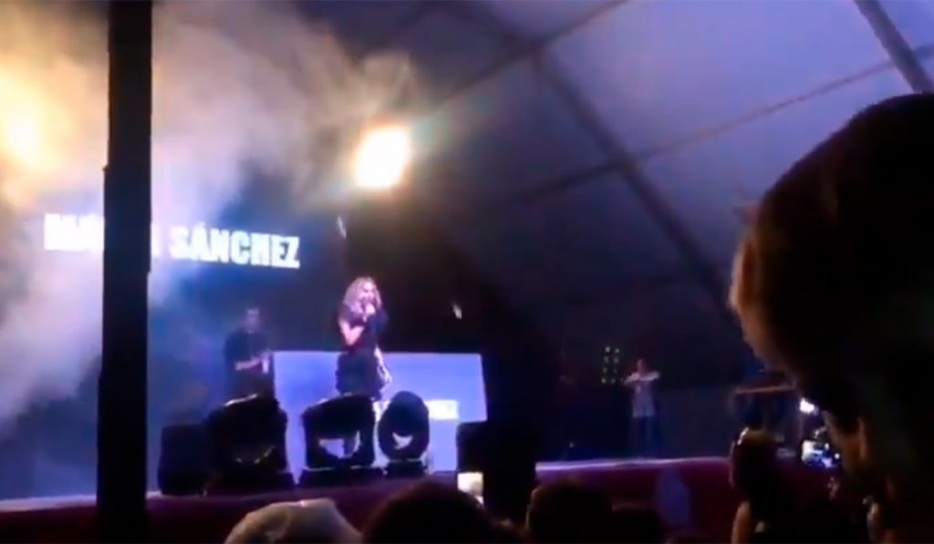 Marta Sánchez suspende su concierto en Badalona después de que le tirasen huevos