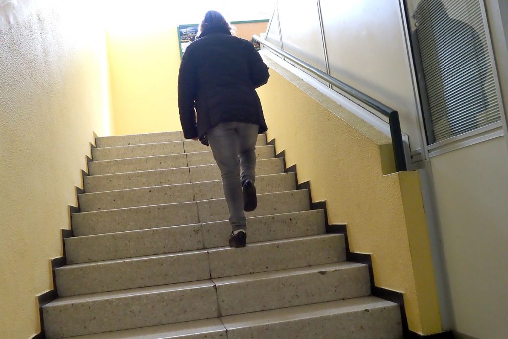 Las aulas están ubicadas en el primer y segundo piso y, por lo tanto, alumnos y profesores están obligados a subir y bajar siempre las escaleras. Sergio Méndez
