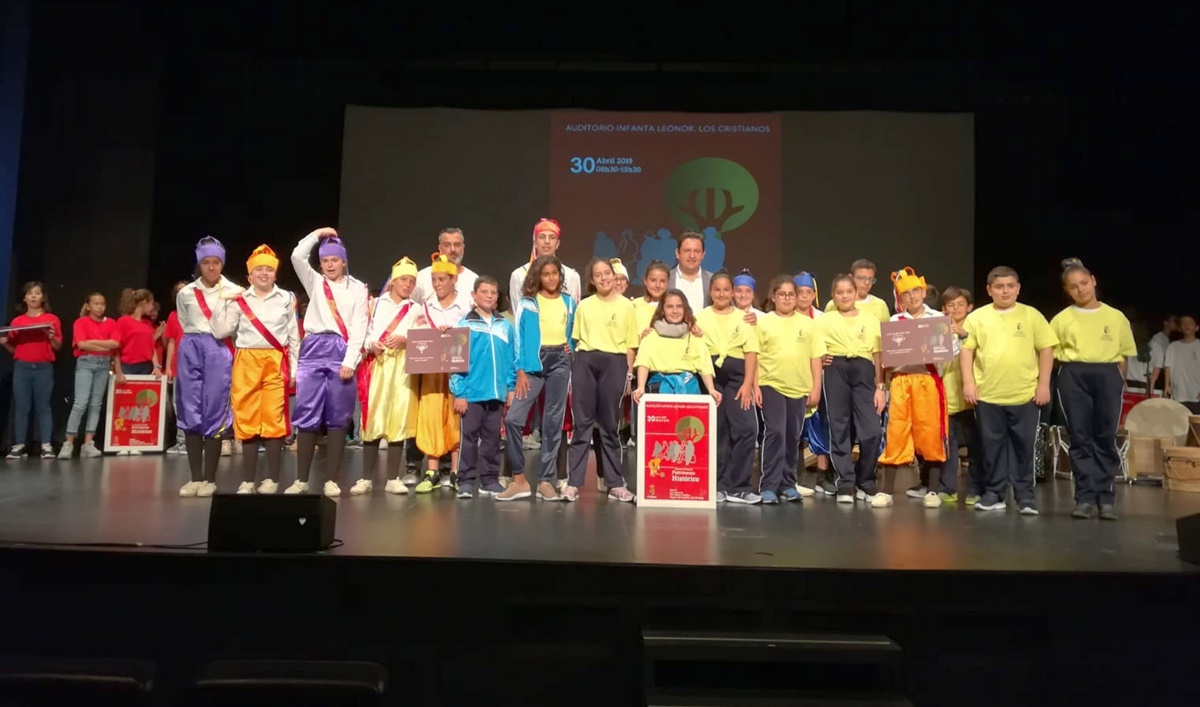 Algunos de los alumnos participantes en el encuentro sobre patrimonio histórico. DA