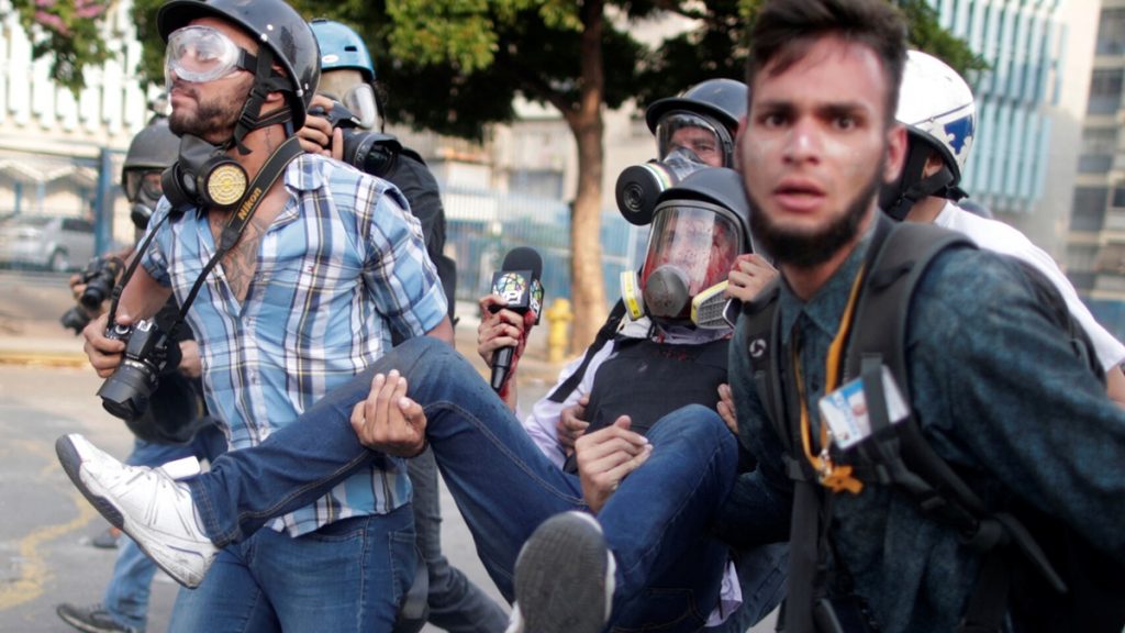 Evacuación de unos de los heridos en las protestas de Caracas. El Español