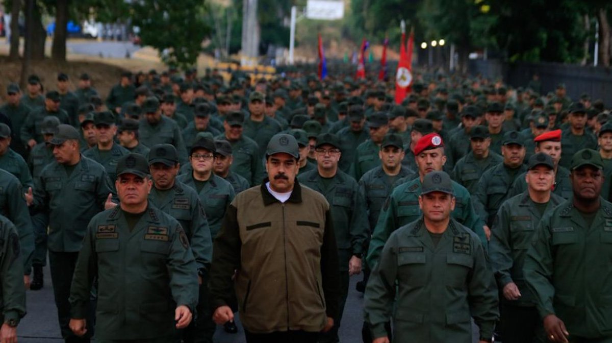 Nicolás Maduro, frente a un grupo de militares. EP