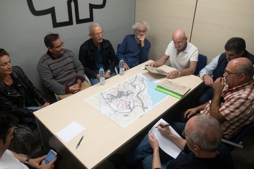 Vecinos de La Gallega con un plano de la zona en redacción de Diario de Avisos