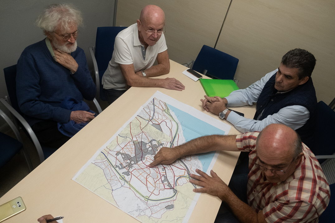 Vecinos de La Gallega con un plano de la zona en redacción de Diario de Avisos