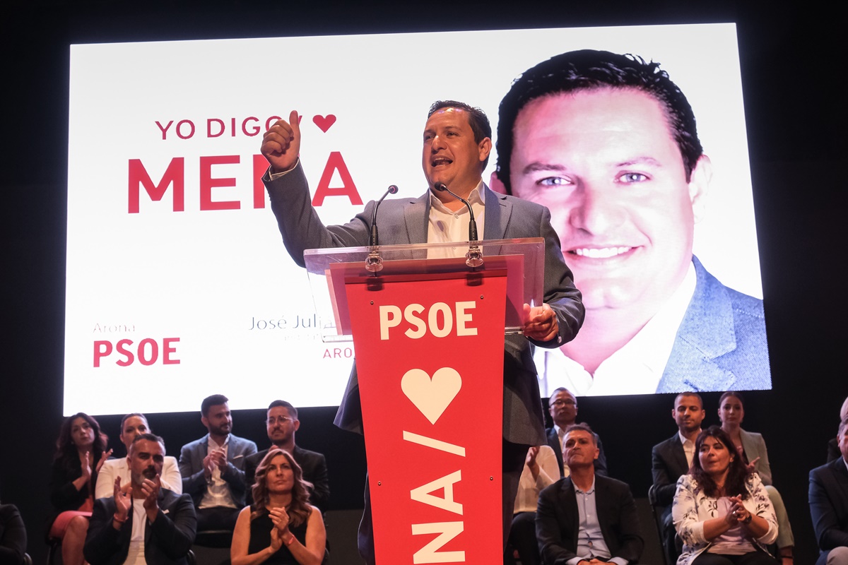 José Julián Mena estuvo arropado por los integrantes de la lista electoral y por dirigentes regionales e insulares del PSOE. Luz Sosa