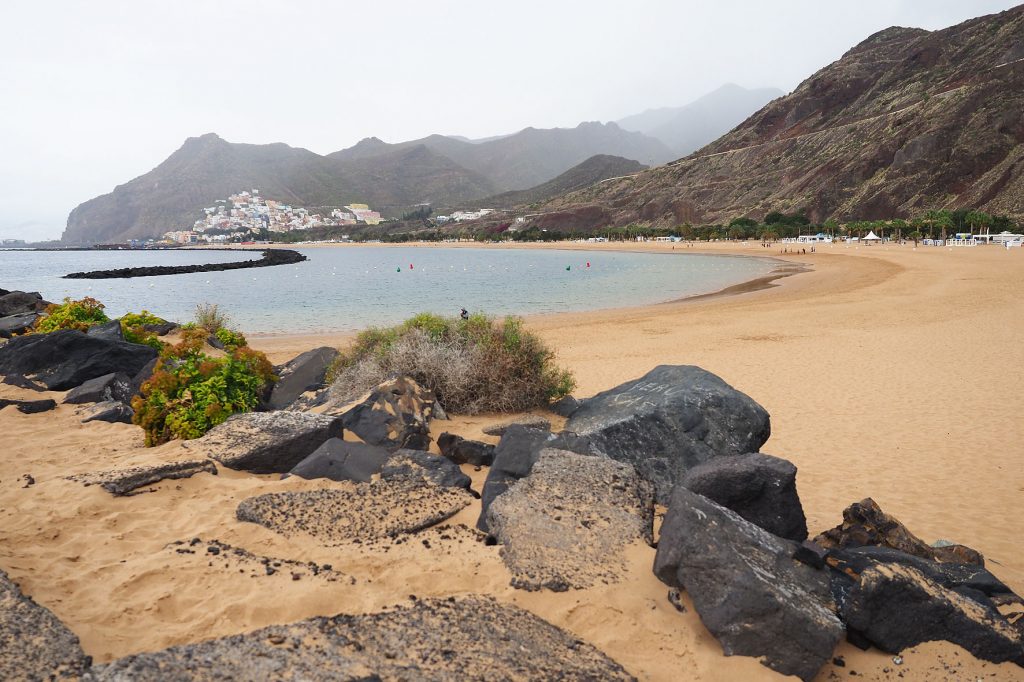 Playa de Las Teresitas, en Santa Cruz de Tenerife; abajo, el empresario tinerfeño Antonio Plasencia. Fran Pallero