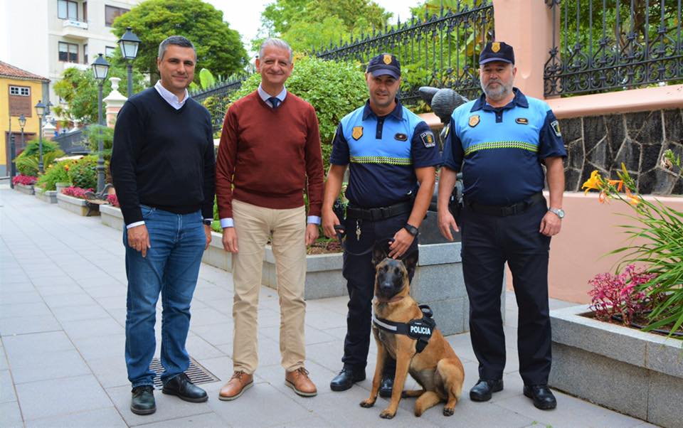 Narciso Pérez y Francisco Linares conocieron al nuevo miembro del cuerpo de seguridad. DA
