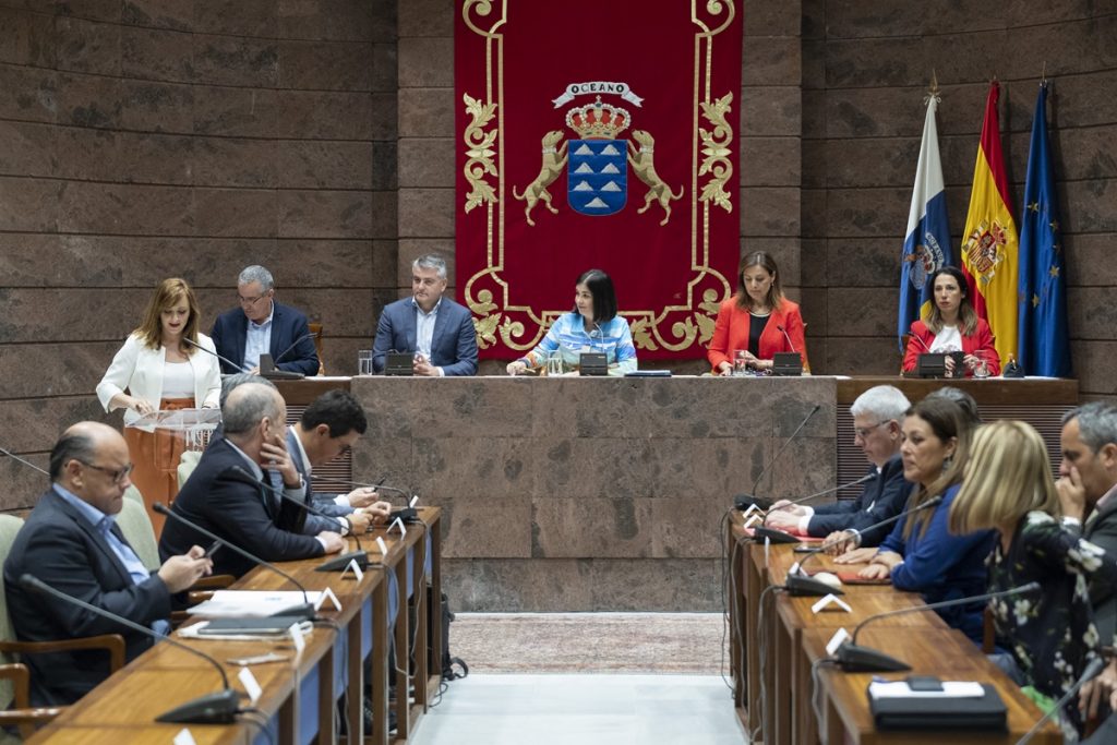 La sesión de ayer del Parlamento de Canarias se desarrolló en la Sala Europa debido a que el hemiciclo se encuentra en obras de ampliación, dado que los escaños en la próxima legislatura pasarán de 60 a 70. Parcan