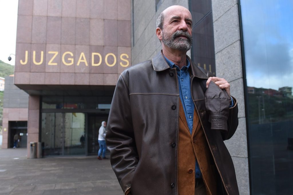 El candidato a la Alcaldía de La Laguna Santiago Pérez, tras presentar la denuncia del caso Reparos, en enero de 2018. Fran Pallero