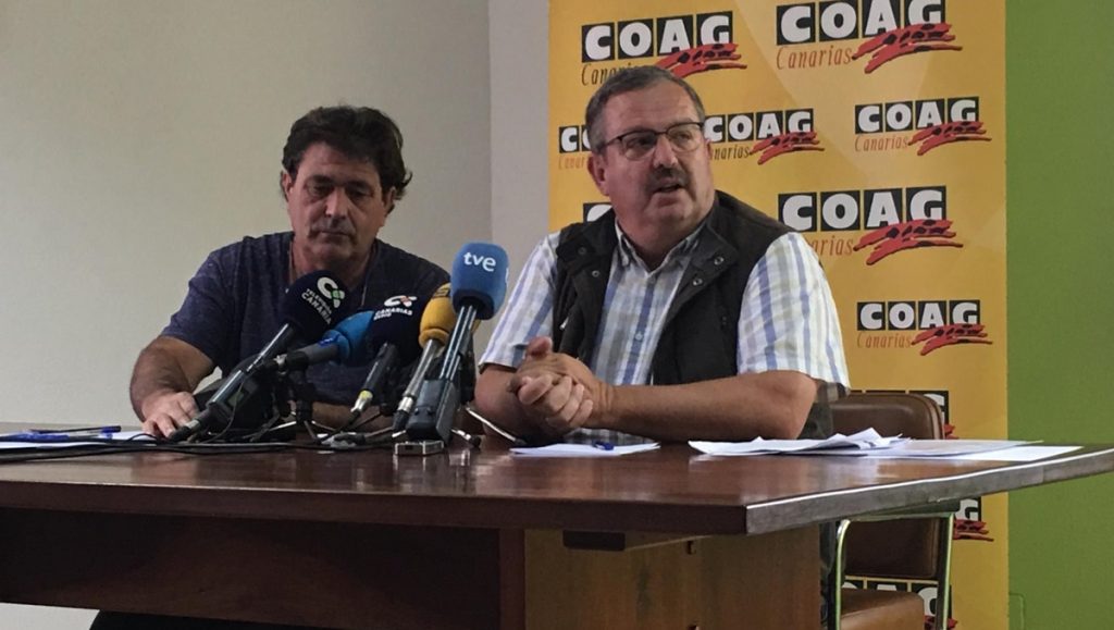 El presidente de la COAG, Rafael Hernández (dcha.), y su homólogo en Gran Canaria, Juan Hernández. EP
