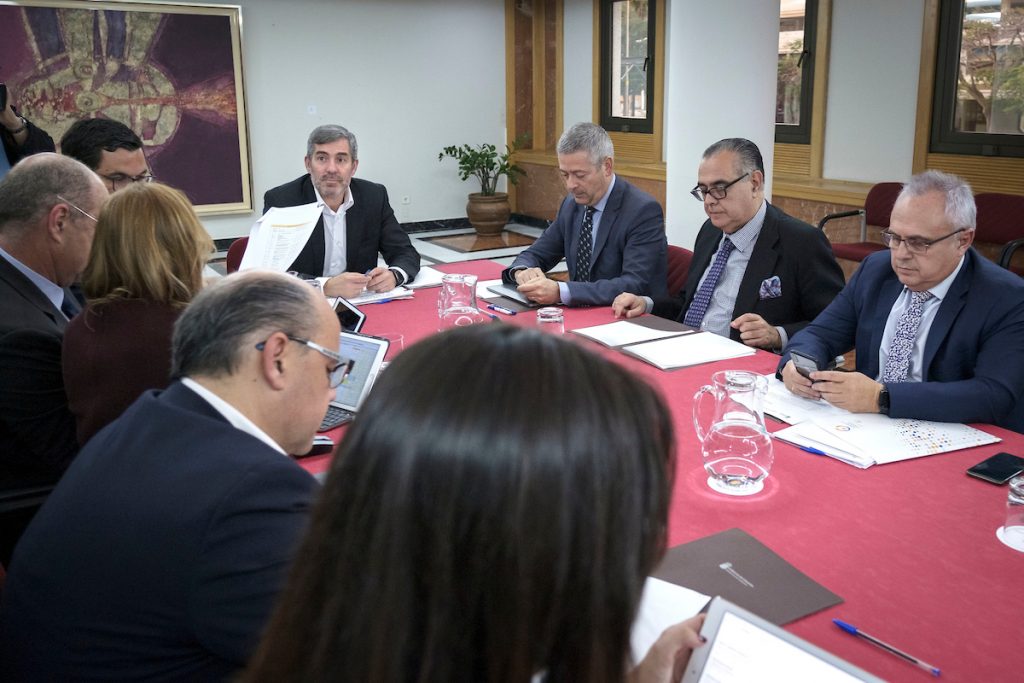 Fernando Clavijo y José Carlos Francisco (a la derecha, en el centro), en una reunión del Consejo Asesor del Presidente del Gobierno de Canarias. DA