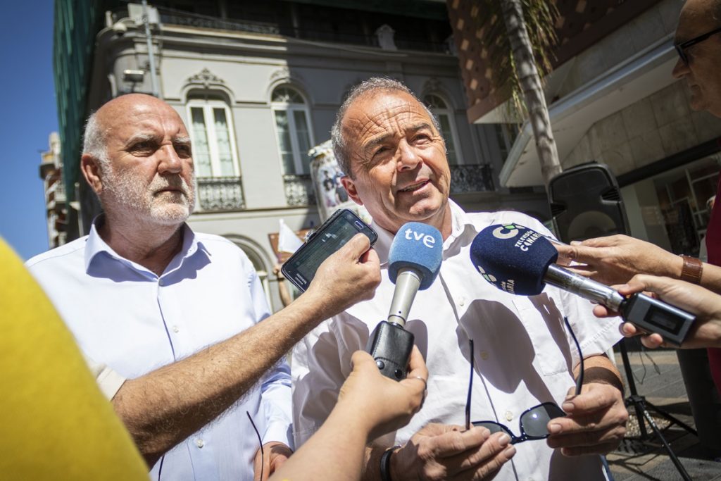 Manolo Marrero y Paco Déniz, en una concentración de apoyo a los pensionistas. Mario González