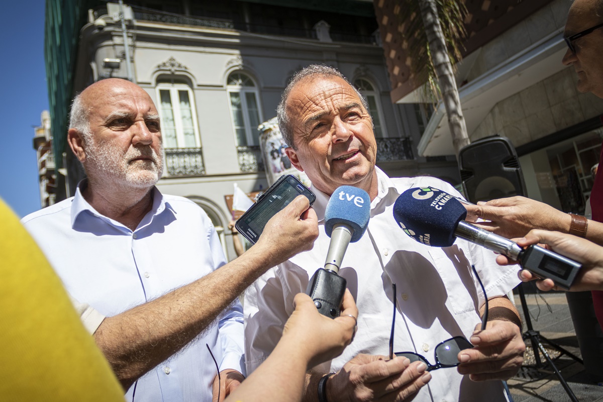 Manolo Marrero y Paco Déniz, en una concentración de apoyo a los pensionistas. Mario González