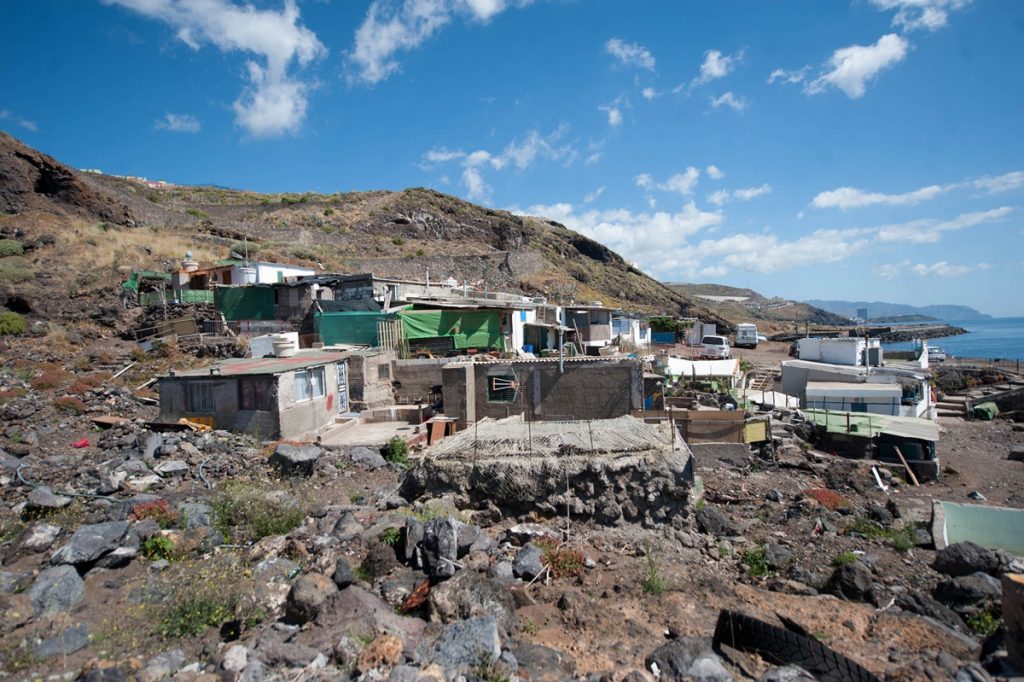 Una veintena de construcciones se alzan en la playa de El Muerto, en la costa de Añaza, en las que viven cinco familias de forma permanente. Fran Pallero