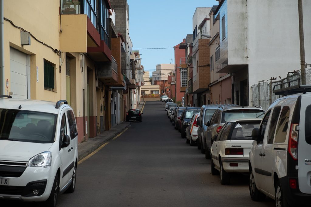 Vista general de una de las vias del barrio Camino La Villa. / FRAN PALLERO
