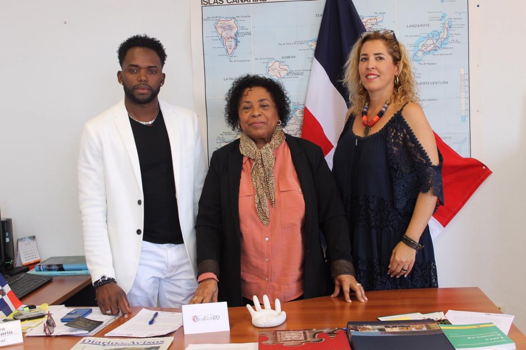 Irma Bautista Rosario (centro), junto a Juan Pablo Carlos Barett y María de los Ángeles Lorenzo Cáceres, de la asociación Villa Feliz. DA