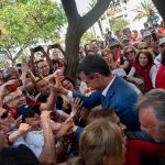 El presidente Sánchez atendió a todo aquel que quiso saludarle durante su visita al popular barrio santacrucero. Fran Pallero