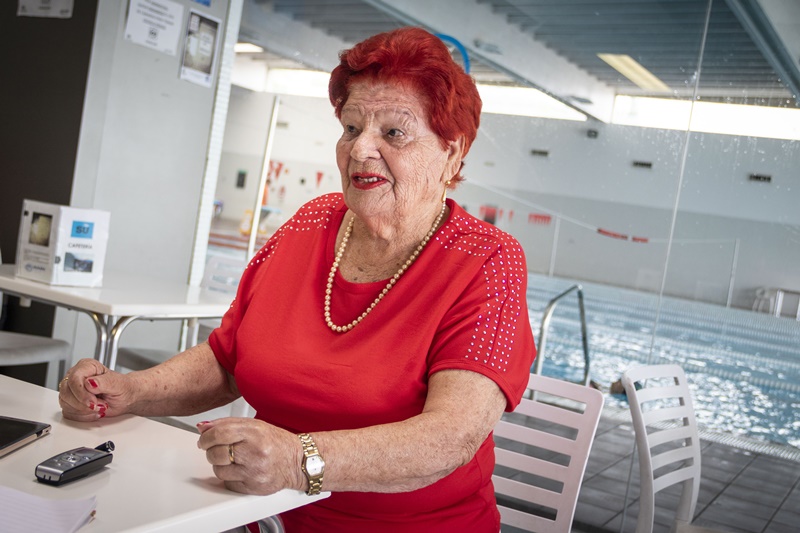 Doña Olegaria derrocha energía y vitalidad todas las mañanas en la piscina municipal, donde acude a nadar para estar "como una puncha" a sus 88 años. Mario González
