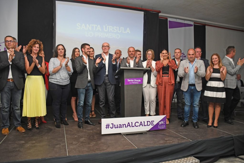 Juan Acosta, junto al equipo que lo acompaña en estas elecciones. DA