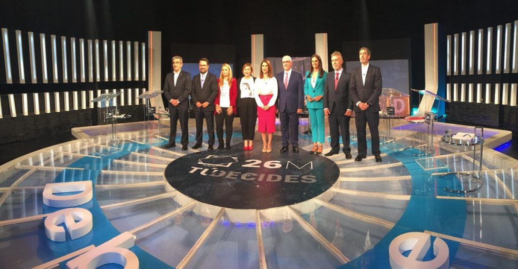 Foto de familia de los candidatos a la Presidencia del Gobierno de Canarias junto a Cristina Alcai Nayra Santana y Domingo Álvarez. Cedida
