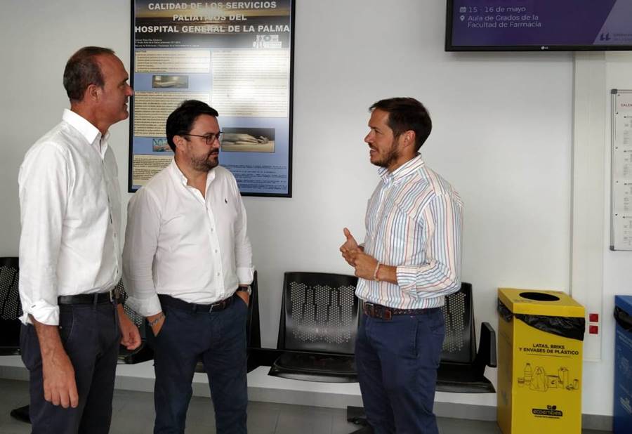 Asier Antona junto a Raúl Camacho y Mariano Hernández Zapata en su visita a la Escuela de Enfermería de La Palma. | DA