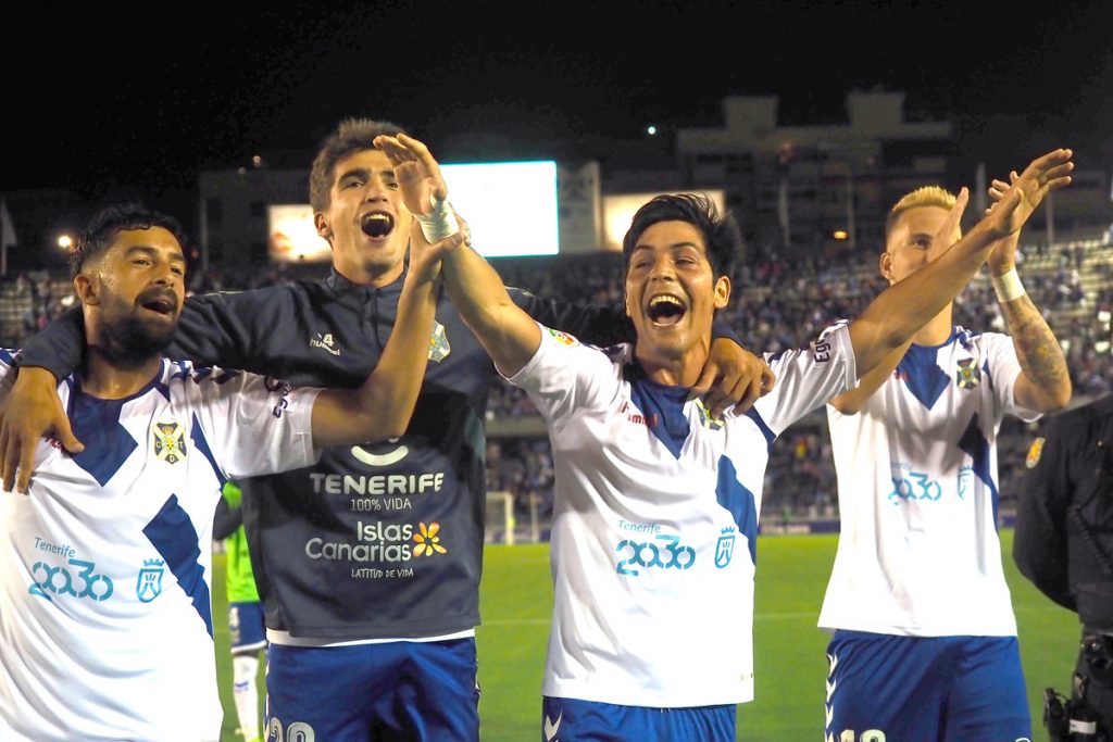 Los jugadores del CD Tenerife esperan prolongar el triunfo en el derbi frente al Granada. /Sergio Méndez