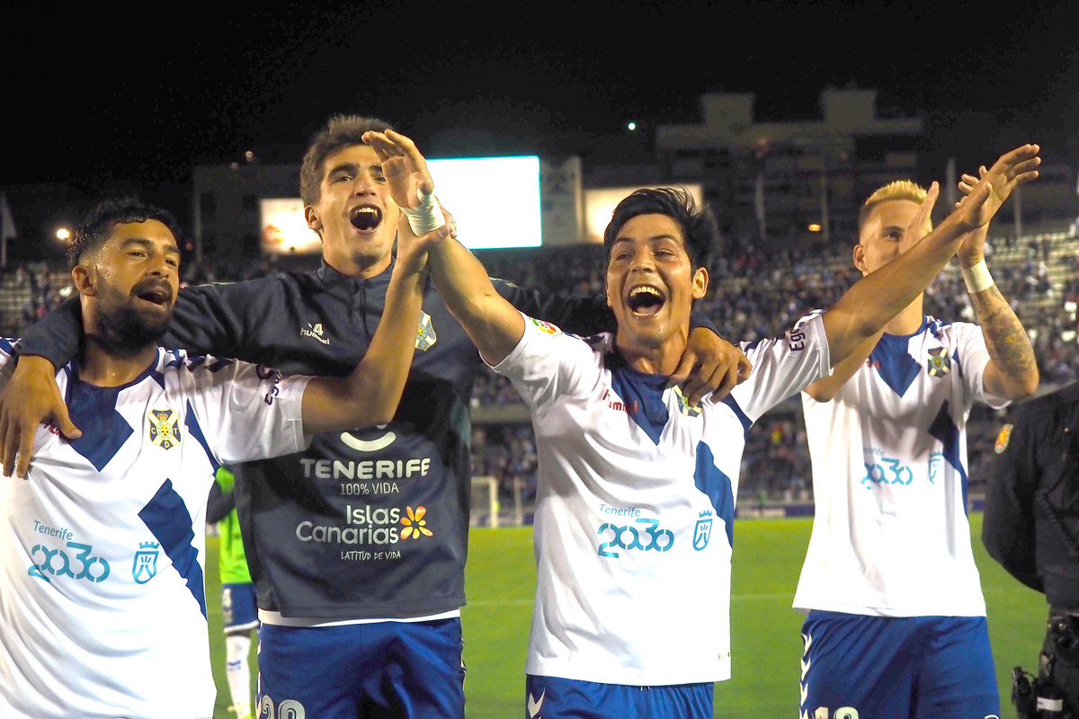 Los jugadores del CD Tenerife esperan prolongar el triunfo en el derbi frente al Granada. /Sergio Méndez