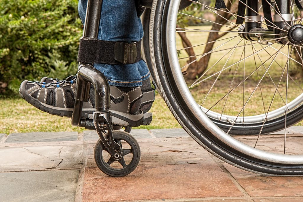 Una persona en silla de ruedas. Pixabay