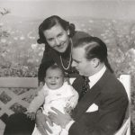 Ángel Sanz Briz, con su esposa Adela Quijano y la pequeña Adela, en Budapest. Archivo Sanz-Briz