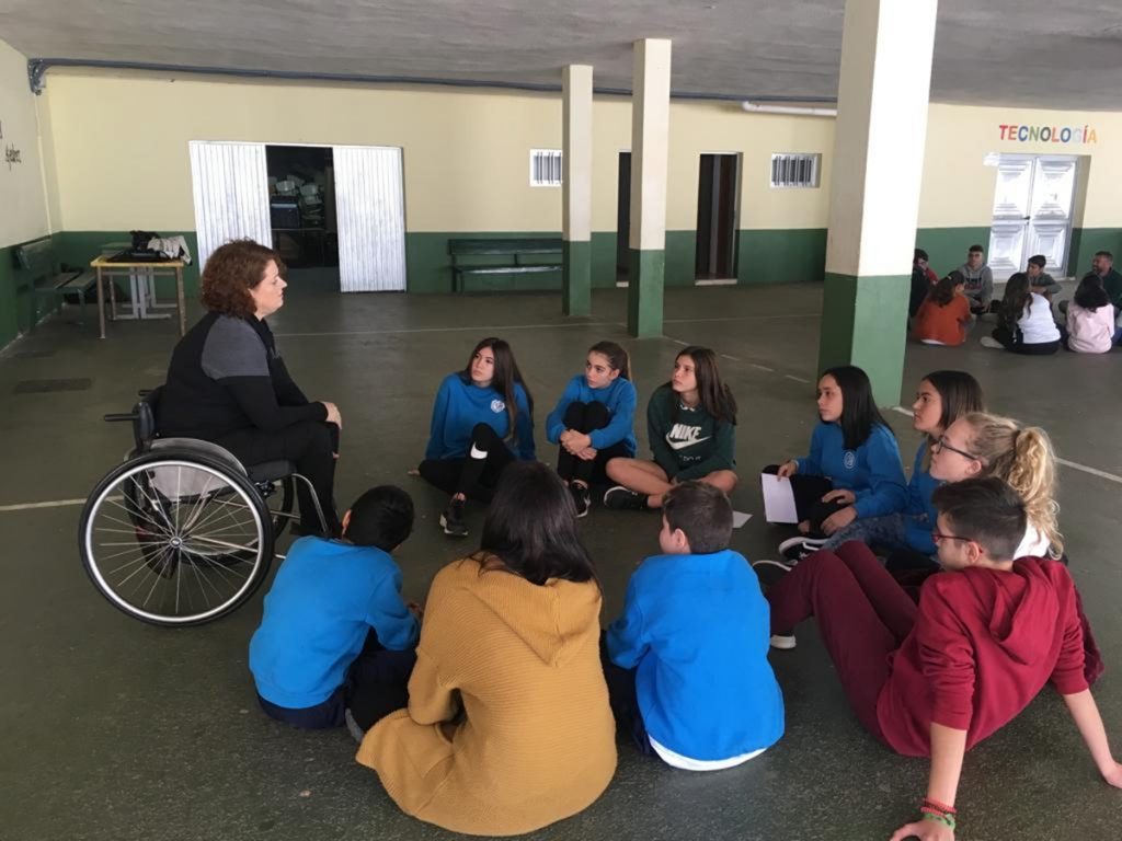Una mujer con discapacidad física explica a un grupo de alumnos los problemas a los que tiene que hacer frente en su día a día. DA