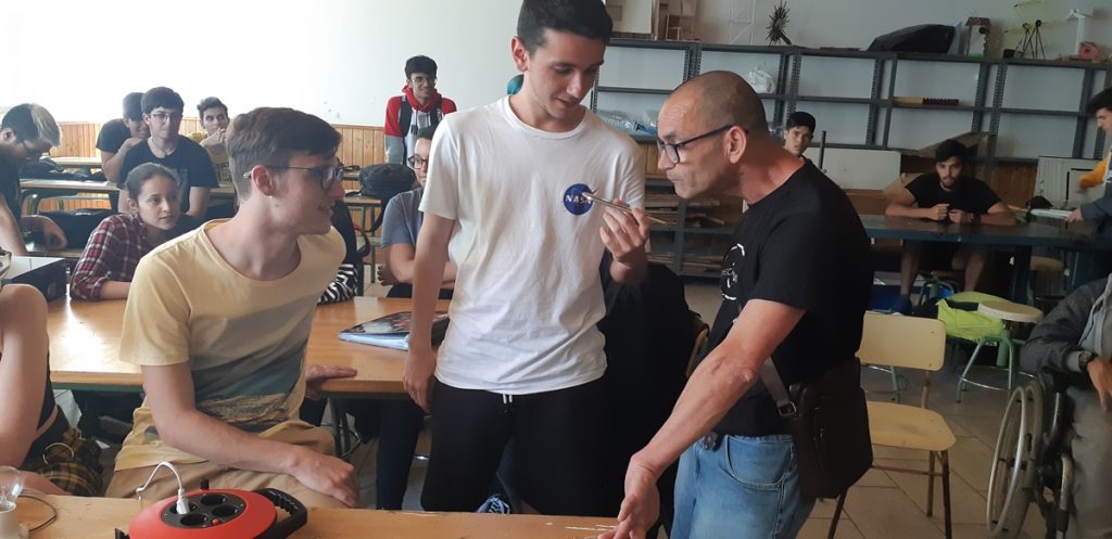 Dos estudiantes muestran a un usuario de CoordiCanarias una aplicación para facilitar la comunicación. DA
