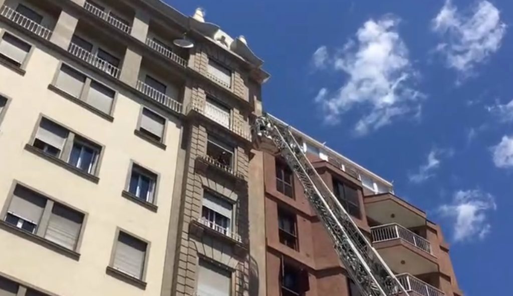 Actuación de los bomberos por caída de cascotes junto a la Plaza del Príncipe DA